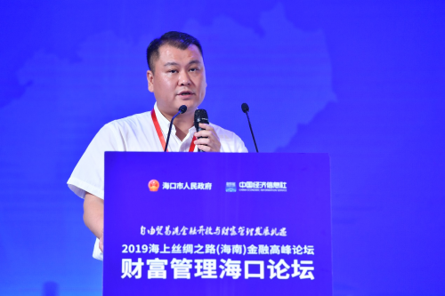 这位被抓的贺某其实就是凤凰卫视刘长乐的女婿,贺鑫.