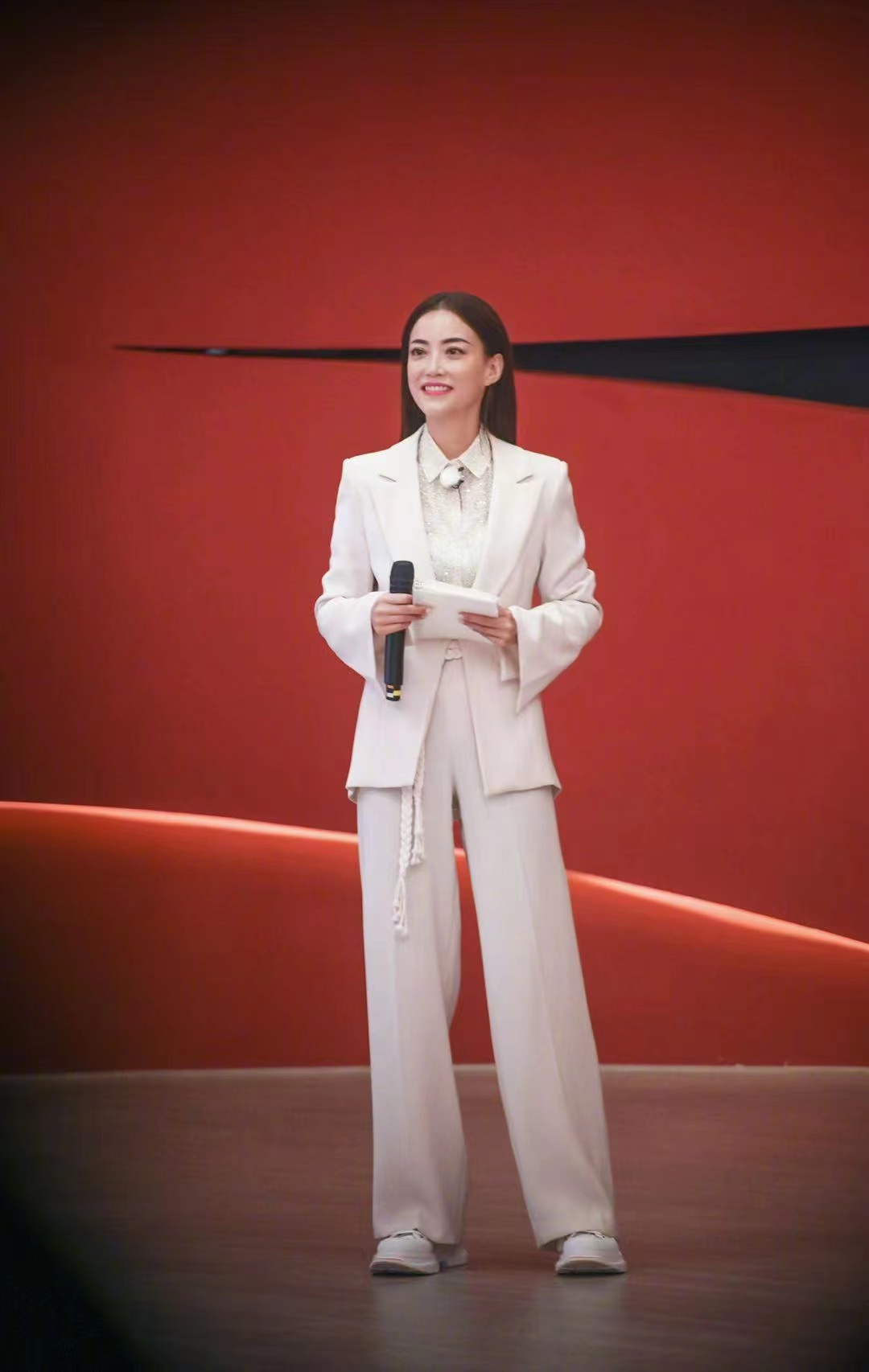 霍汶希不愧是最美女团顾问穿西装配阔腿裤哪像72年的人