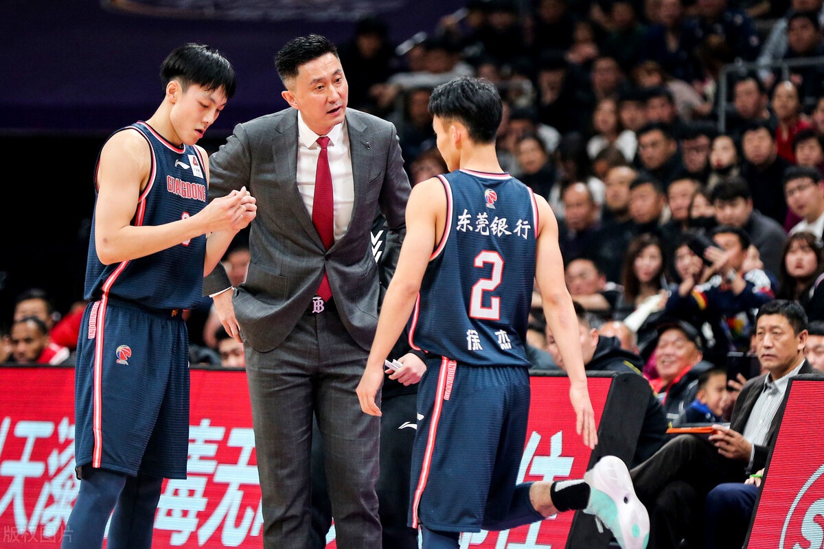 为什么辽宁队的后卫不能像胡明轩,徐杰一样冲抢前场篮板?|辽宁队|胡明