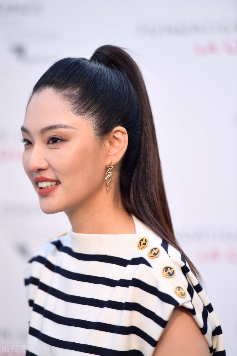 陈碧舸亮相活动漂亮又有韵味