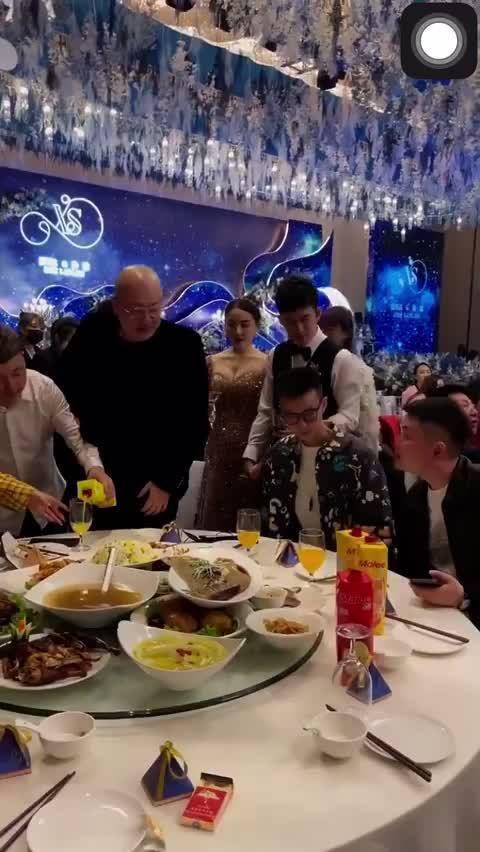 伽柏参加阿哲婚礼昨天随礼一百万差一块钱999999元