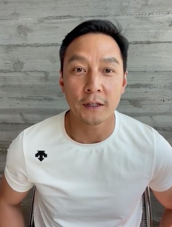 从视频画面中,可以看出吴彦祖状态非常不错,脸上一直挂着开心的笑容