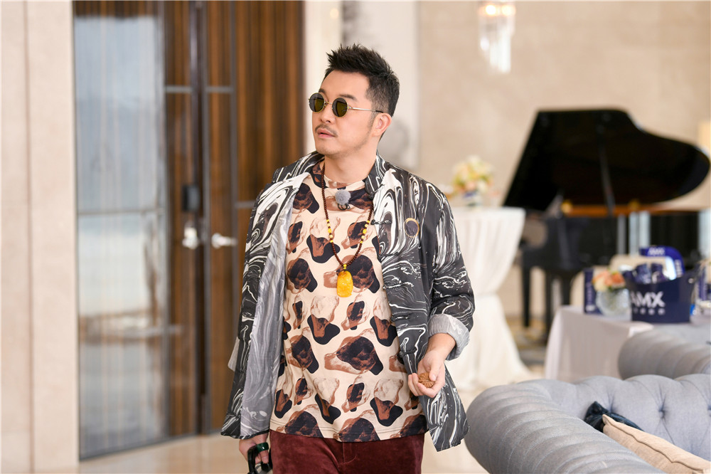 跑男家族和嘉宾集体化身"鉴宝人".