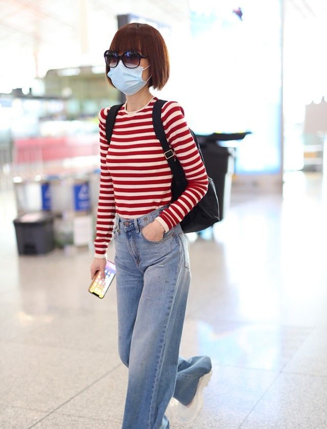 清爽t恤搭牛仔裤,造型松垮越看越有年轻范|牛仔裤|t恤|鲁豫_新浪新闻