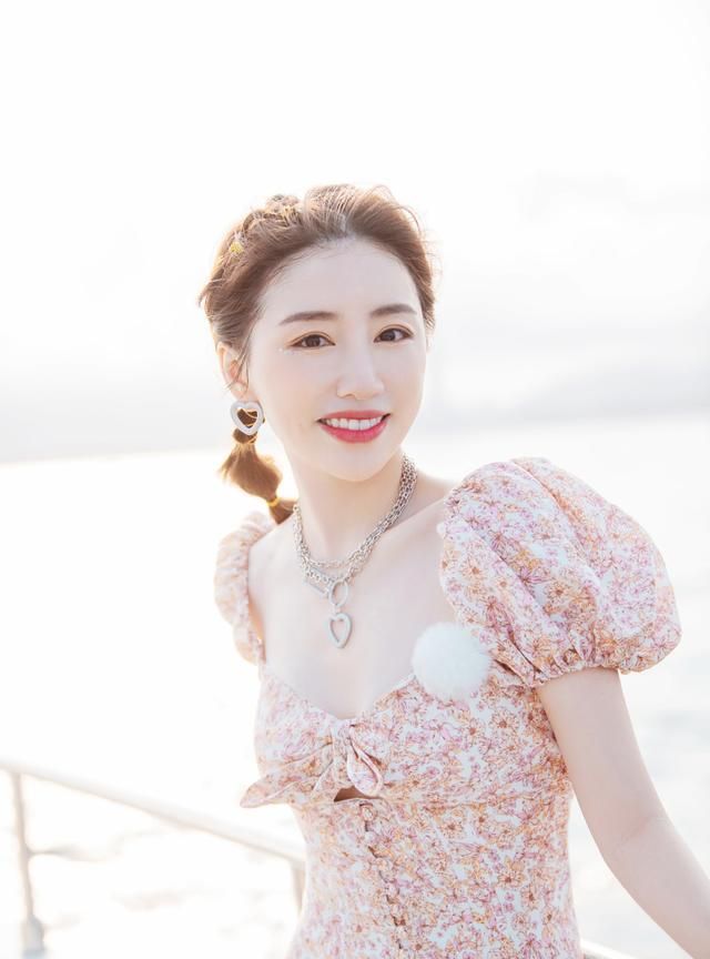 在五一小长假期结束之际,周捷在个人社交平台上晒出一组旅行美照,并且