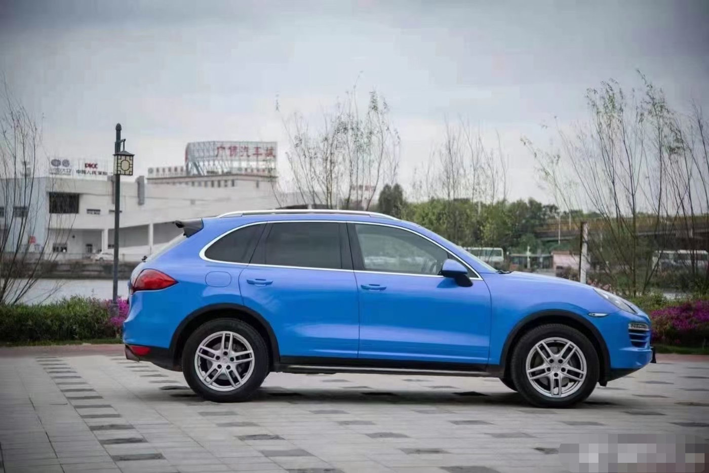 保时捷卡宴换色竞速蓝蓝到深处分外醉人