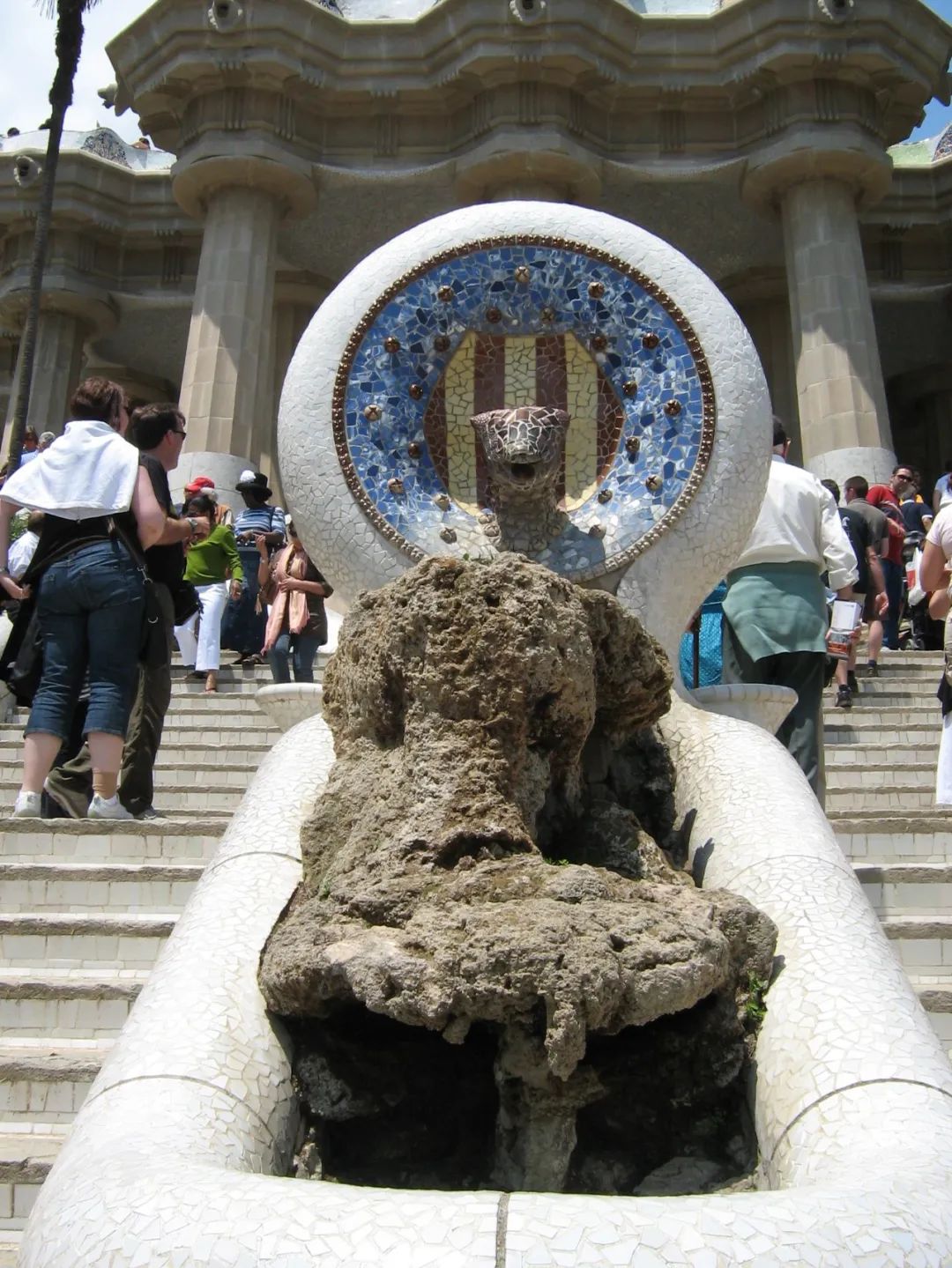 而喷泉的重点则是一头砖红色的蛇头看着是挺凶但是蛇头里涌出水流的