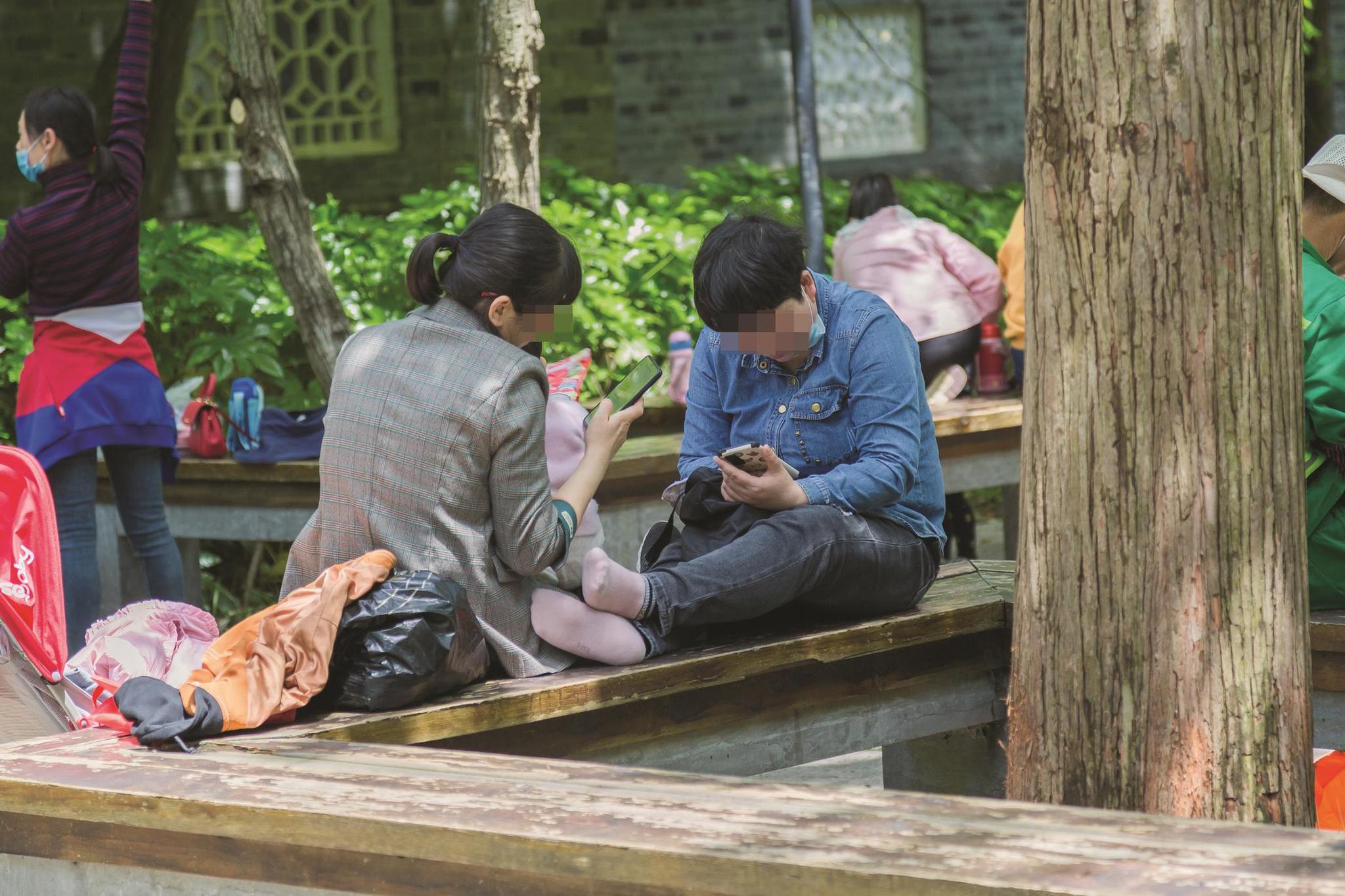 游客户外脱鞋不文明|琅琊山_新浪新闻