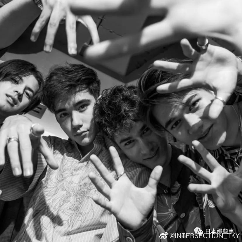 intersection的四位成员都是日美混血的现役大学生.