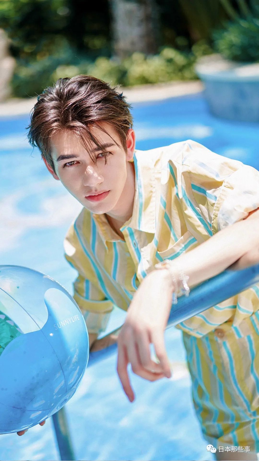 中,庆怜的长相更偏欧美,长长的睫毛像小刷子,眼睛是瞳孔会变色的hazel