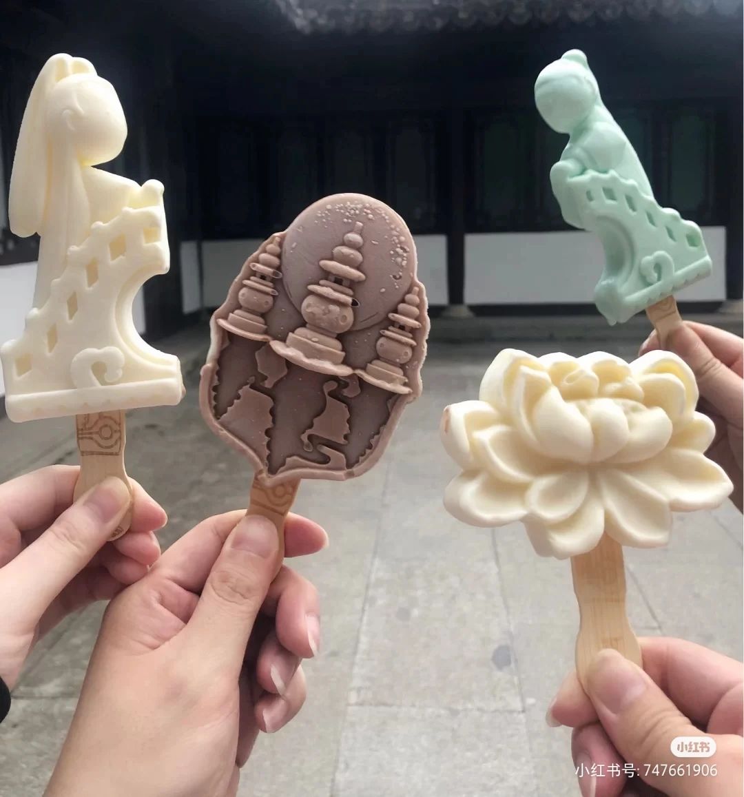 映月灵隐寺37大理喜洲古镇宁静古朴的喜洲最具特色的转角楼吃着雪糕