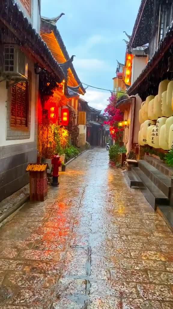 记得当初他说 丽江的雨很舒服的 我常在这样的雨天一个人沏茶