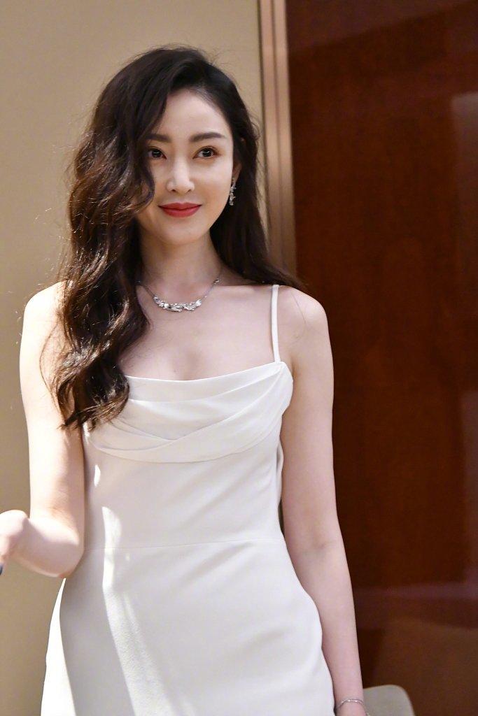 张天爱的饱满身材比例真迷人黑色皮衣搭配短裤拍大片又酷又美