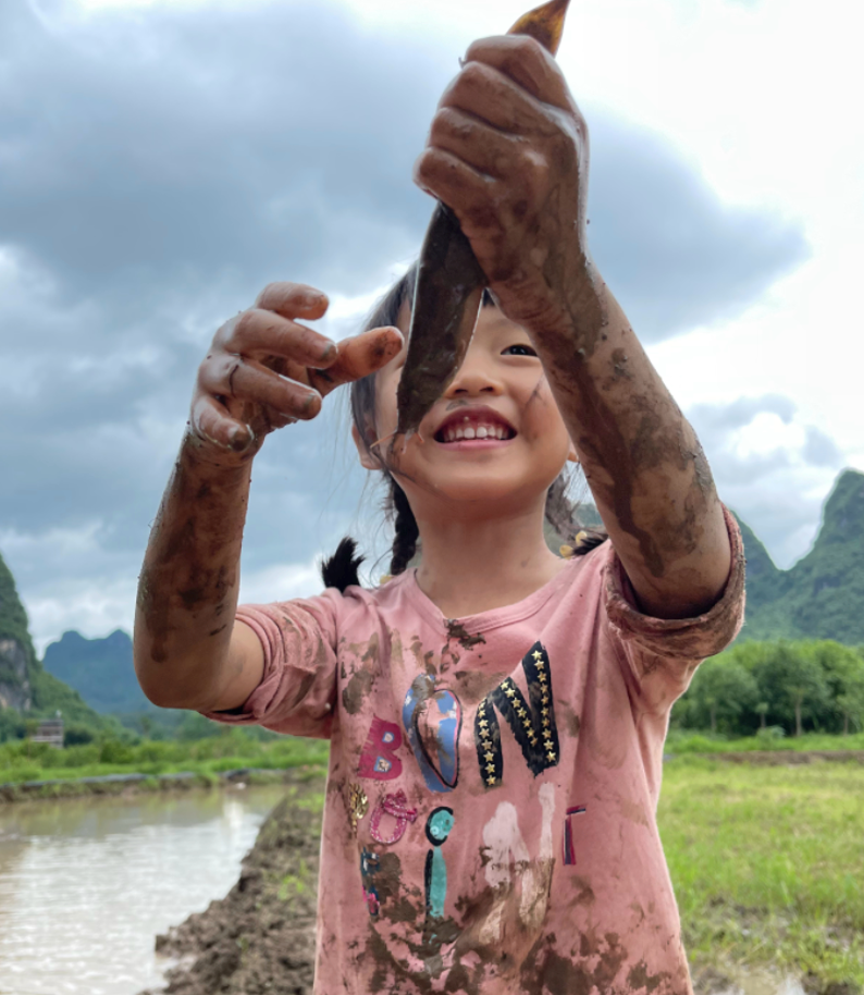 姚晨带娃去野外生存下田摸鱼全身都是泥7岁土豆还敢挑战攀岩
