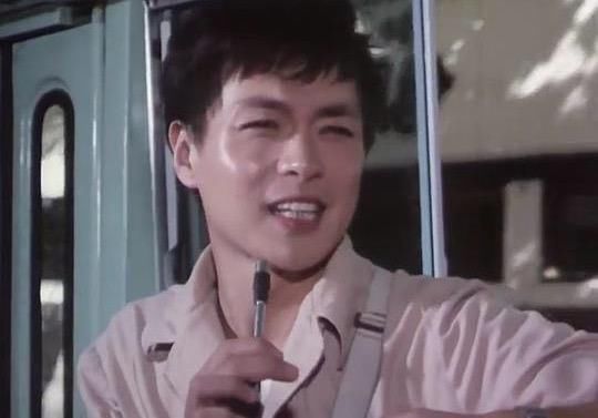 62岁迟志强现身高档酒局众人迎接排场大卖力献唱满脸通红