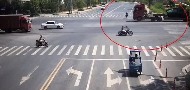 东阳：男子边玩手机边骑车,连闯2个红灯,被汽车撞飞……休闲区蓝鸢梦想 - Www.slyday.coM