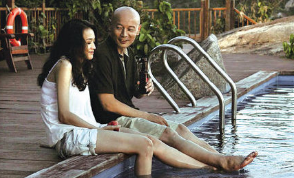 冯小刚与舒淇罕同框贴身搂肩姿势太亲密眼皮耸塌脖子皱纹明显