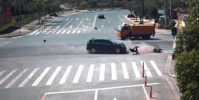 东阳：男子边玩手机边骑车,连闯2个红灯,被汽车撞飞……休闲区蓝鸢梦想 - Www.slyday.coM