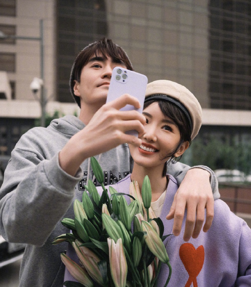 杨玏毛晓彤再度合体拍写真两人牵手深情相望甜蜜如真情侣