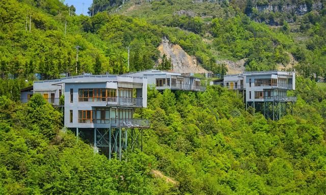 贵州六盘水避暑胜地,"高铁"可盘旋上升,酒店建在悬崖上