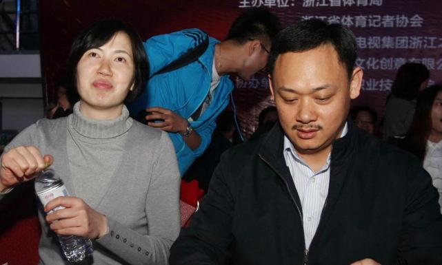 曾经都是举重冠军,占旭刚娶空姐当院长,他却靠保安谋生32岁逝世