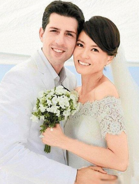 45岁梁咏琪罕晒全家福老公身材高挑是富商混血女儿五官超精致