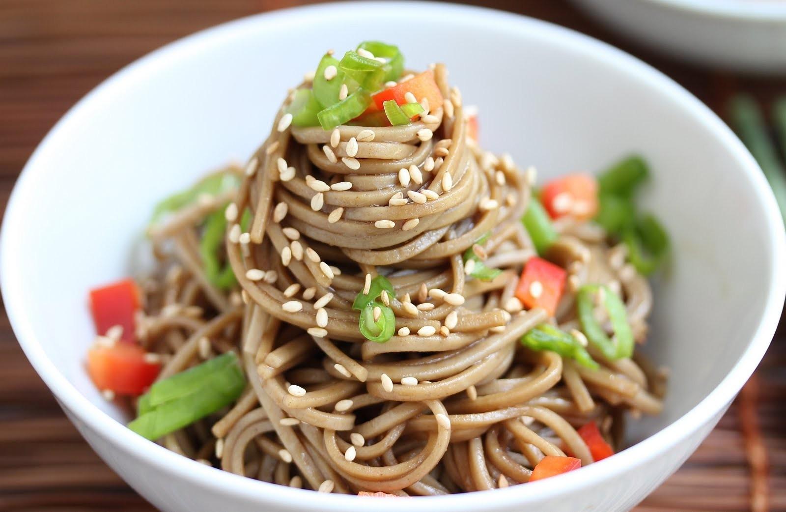 凉拌荞麦面这道美食做起来比较简单,在美味可口的同时,也有很高的营养