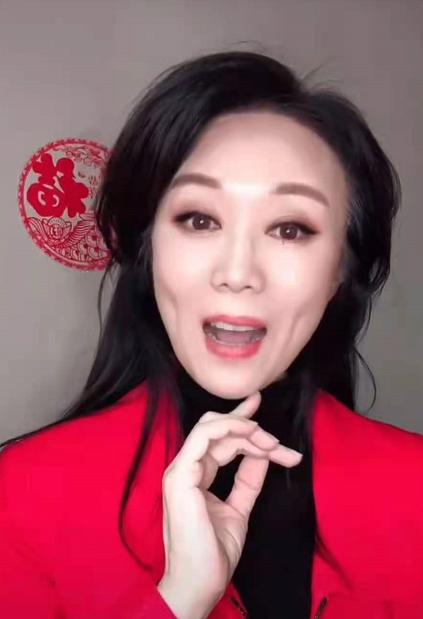 59岁吴琼带小15岁老公聚餐甜蜜依偎大秀恩爱婆婆喝酒对瓶吹