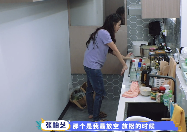 张柏芝还不忘在厨房里秀了一把厨艺,只用青萝卜,胡萝卜和玉米等素材也