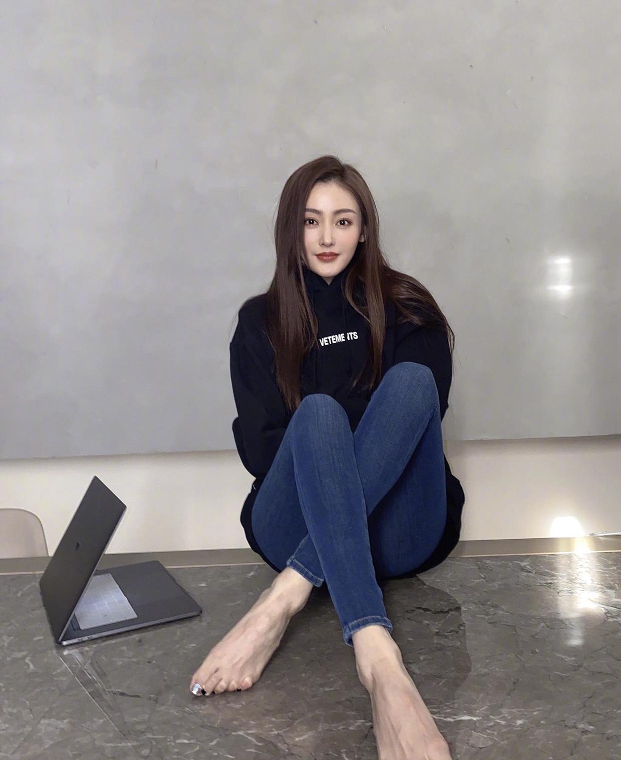 张天爱的饱满身材比例真迷人黑色皮衣搭配短裤拍大片又酷又美