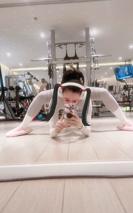 钟丽缇穿拖鞋挑战蝎子腿太用力导致拖鞋变形腰两侧挤出赘肉