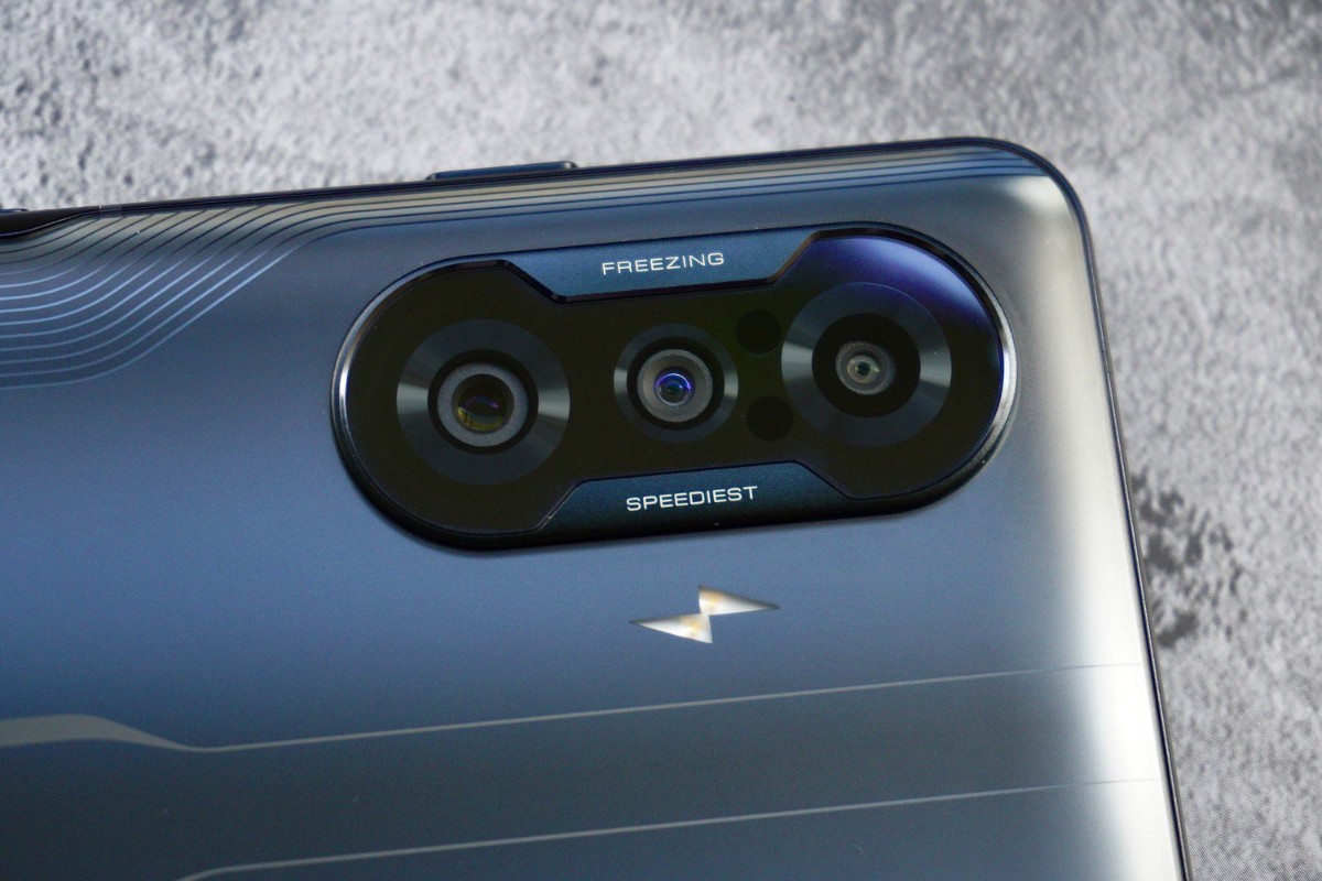 比如超级壁纸,隐私保护等;redmi k40游戏增强版后置摄像头带有七彩灯