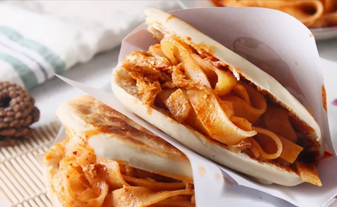 如果觉得吃擀面皮有点单调的话,可以来一份擀面皮夹馍尝尝.