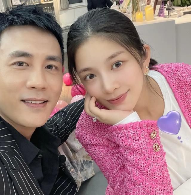 杜淳老婆王灿晒孕期照大肚子灿烂微笑小腹平坦很是温婉