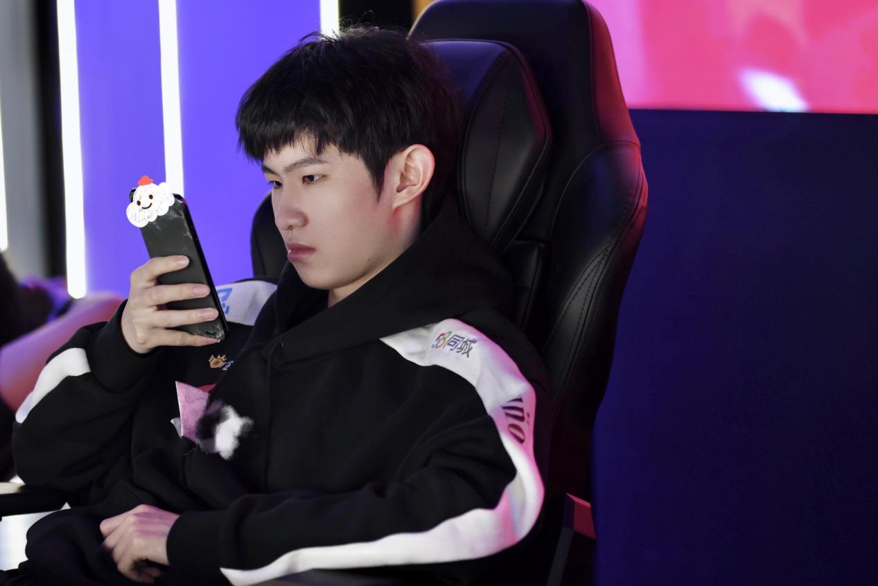 kpl一诺接受狂人采访透露决胜秘诀不甩锅坚持练习就能赢