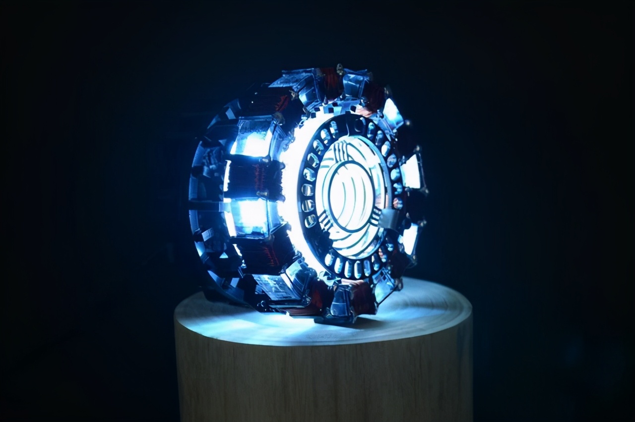 不过钢铁侠的核心科技可不仅仅是外面看到的那一层盔甲,而是胸口的