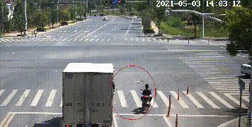 东阳：男子边玩手机边骑车,连闯2个红灯,被汽车撞飞……休闲区蓝鸢梦想 - Www.slyday.coM