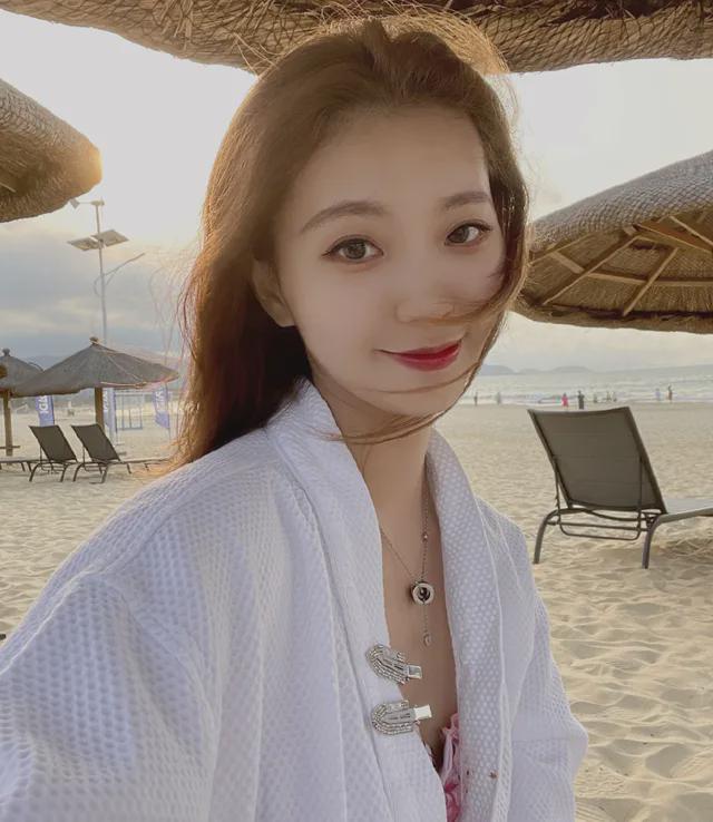 范子铭绯闻女友晒照,系广东拉拉队成员,大长腿撩人,人美得离谱|范子铭