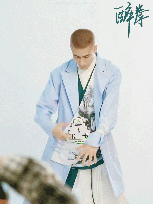 周柯宇带米卡吃了煎饼果子米卡说自己很爱