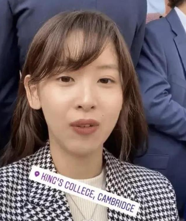 章泽天素颜并不好看瘦巴巴的很普通就是包装起来的清纯人设