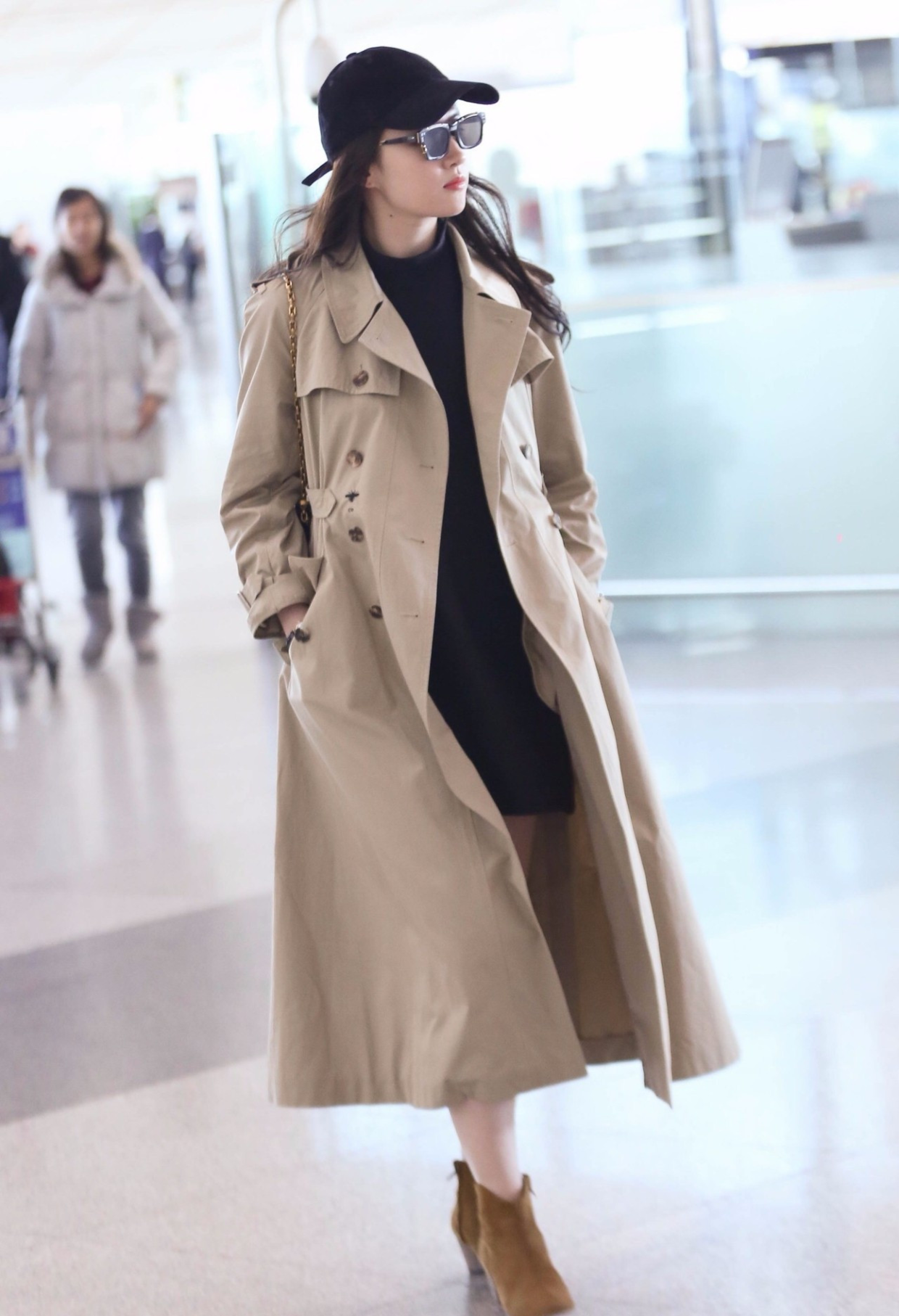 王子文衣品在线卡其色look穿搭造型十分新颖高级洋气