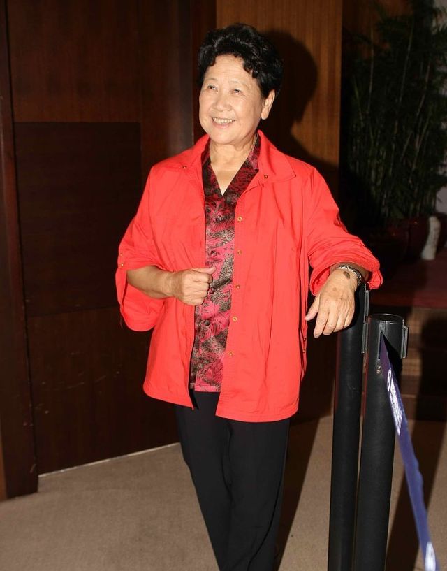 白发也挡不住优雅老艺术家陶玉玲身穿旗袍真耐看看着好养眼