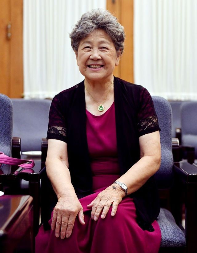 白发也挡不住优雅老艺术家陶玉玲身穿旗袍真耐看看着好养眼