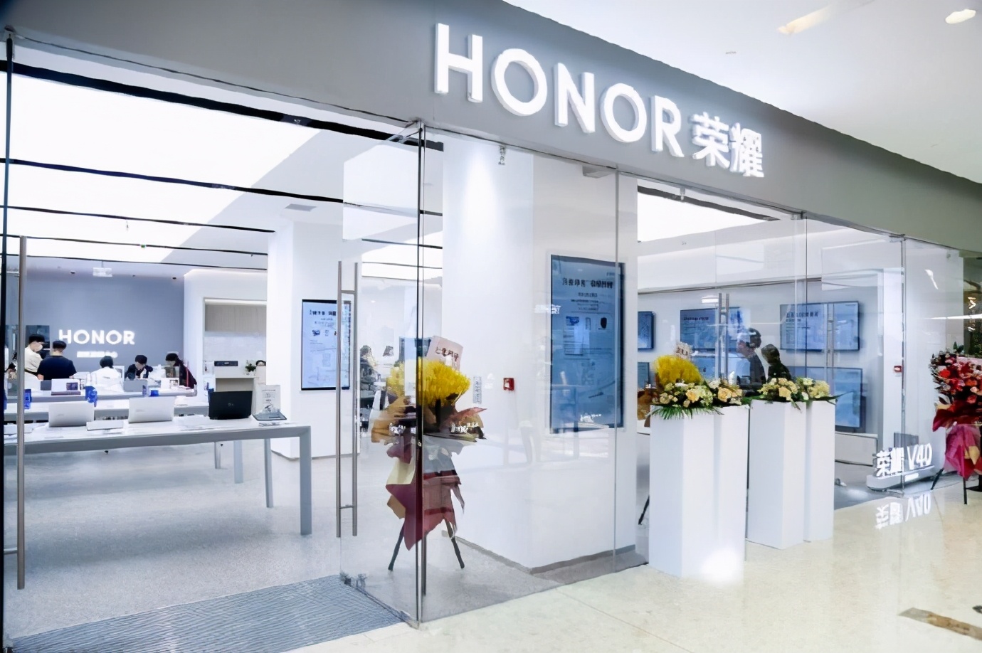 荣耀五一启动千店开业以品牌教堂助力高端突围