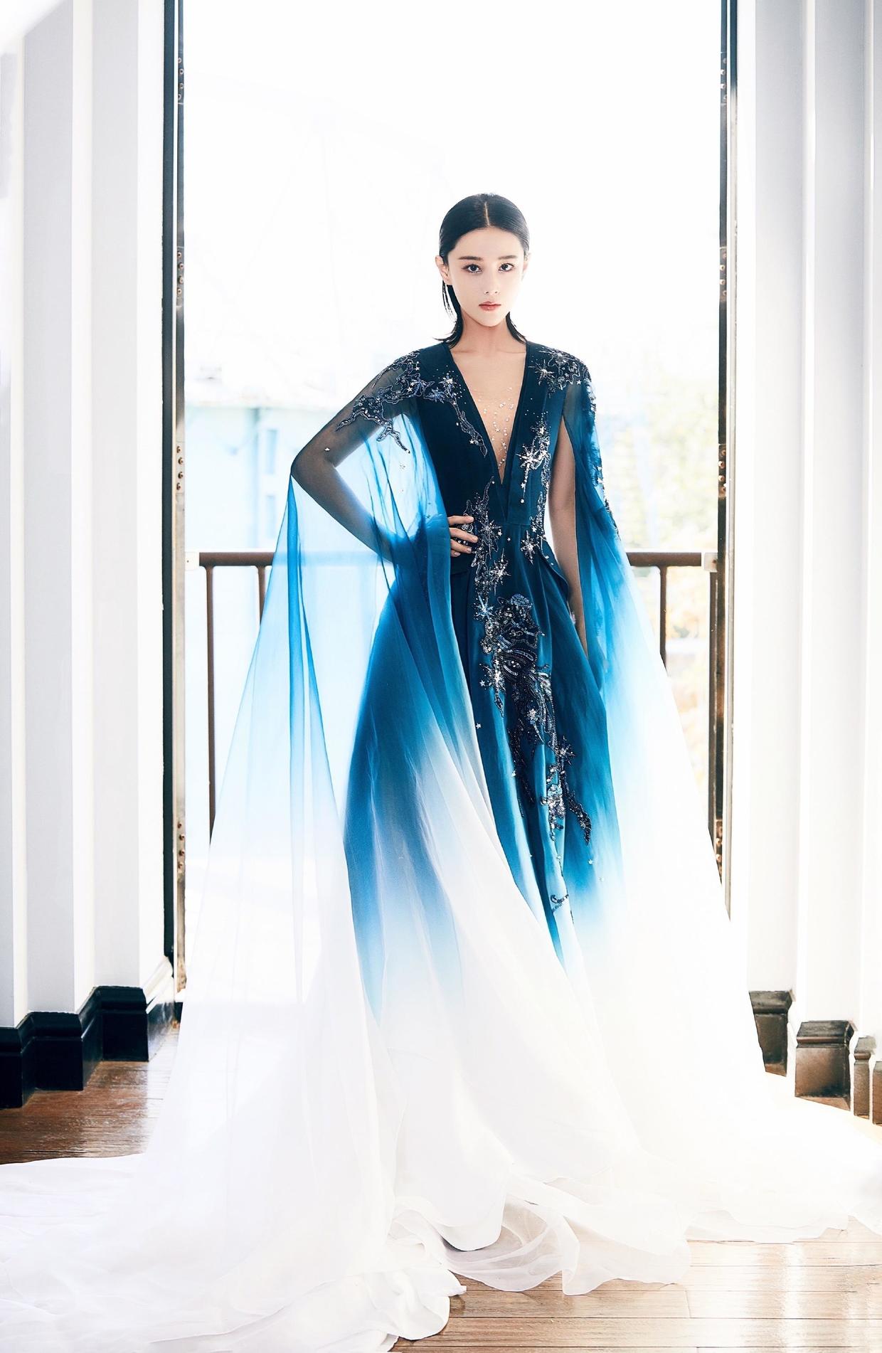 婚后的张馨予仍然很高调,红色连衣裙妩媚动人,"葫芦身材"惊艳