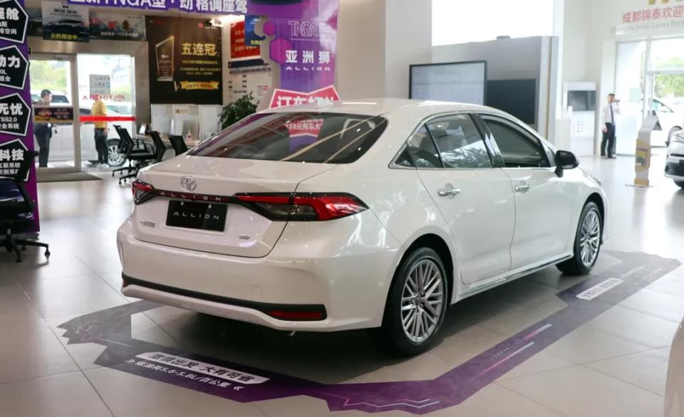 特别是熏黑的尾灯组以及亚洲狮的"allion"字母标,再配合微微上翘的小