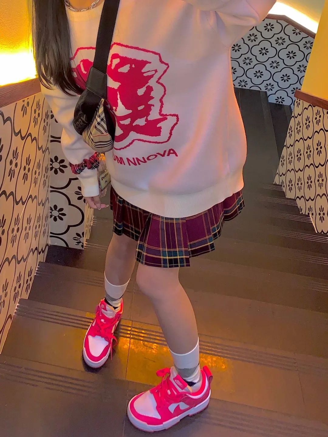 jk制服,丝袜搭配球鞋竟是夏日「财富密码」?