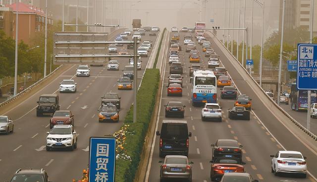 昨天,东三环双井桥上,车辆在沙尘天气中前行.本报记者 蔡代征摄