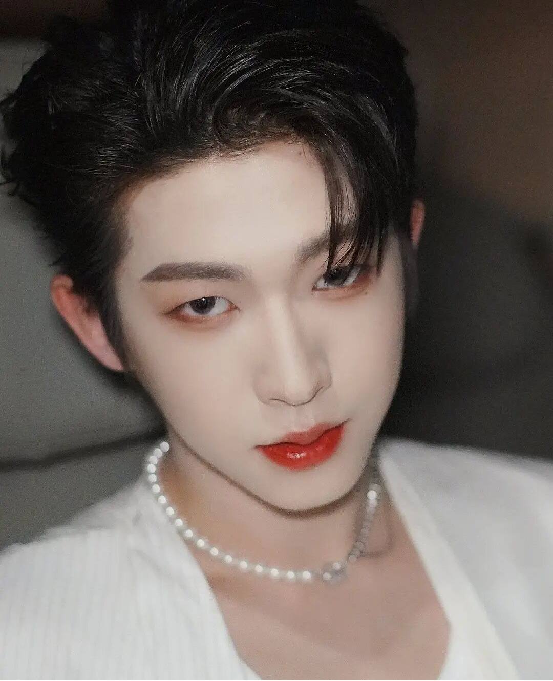 男团成员比女星妆感还浓手腕胸口抹粉踩高跷成男版鞠婧祎