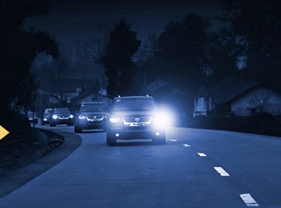 开车遇到远光灯怎么办?-新浪汽车